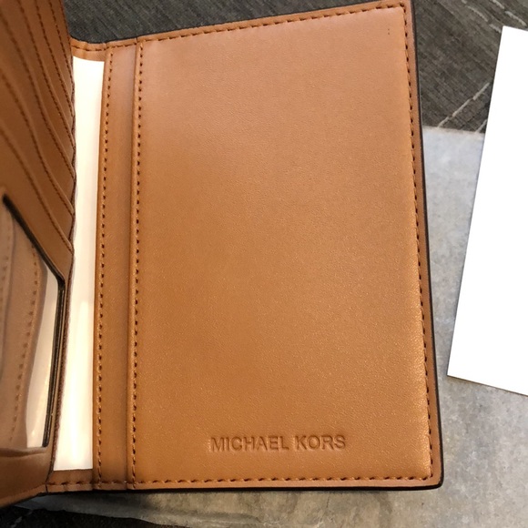 NEW Michael Kors Jet Set Passport Wallet - Picture 6 of 6